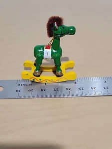 Vintage Holz handbemalt 2 Zoll grün Schaukelpferd Weihnachtsschmuck - Bild 1 von 8