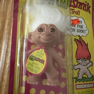 Vintage Uneeda (Original) WISHNIK TROLL SELTEN schwer zu finden Puppe mit weißen Haaren NEU IM KARTON - Bild 1 von 9