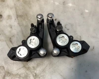 06-15 YAMAHA FZ1 FZ1S FZ1000 RIGHT LEFT FRONT BRAKE BRAKING CALIPERS PADS OEM - Image 1 of 2