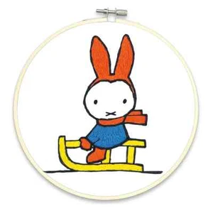 Kit de bordado 'Miffy Sledging' The Crafty Kit Company - Imagen 1 de 6