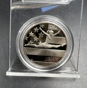 Gimnasia olímpica S 1992 a prueba de gemas - medio dólar conmemorativo en cápsula #B - Imagen 1 de 4