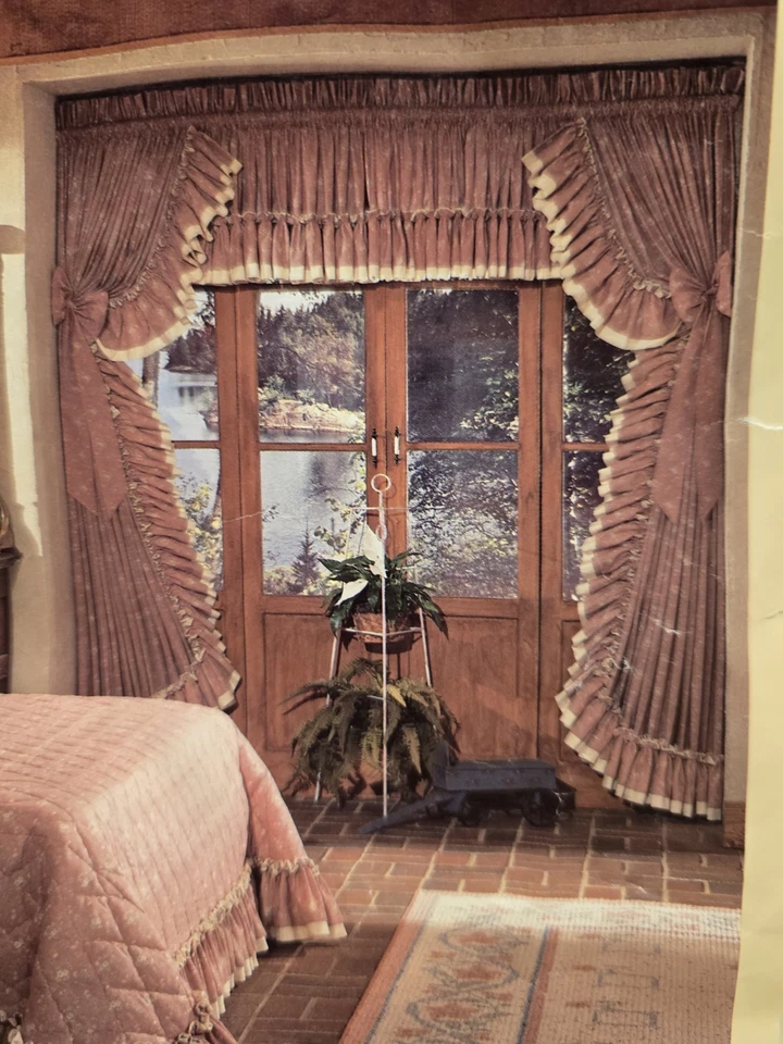 Cortinas Country con Volantes Nuevas en Paquete.  Color rosa con pequeñas flores pálidas Foto 1 de 4