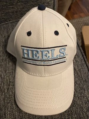 Boné de beisebol NORTH CAROLINA TARHEELS CHAPÉU ALGODÃO THE GAME HEADGEAR BRANCO SNAPBACK - Imagem 1 de 4