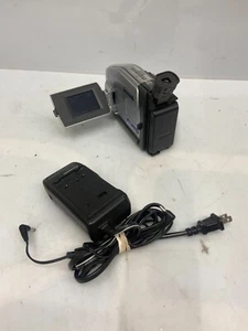 Panasonic PV-L453D VHS   Camcorder 20x Zoom with charger and battery - Picture 1 of 6