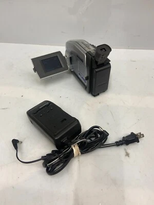 Panasonic PV-L453D VHS   Camcorder 20x Zoom with charger and battery - Image 1 of 4