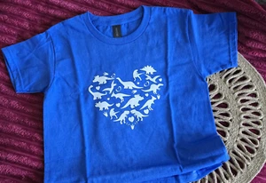 Youth XS boys Gildan Blue with a heart shape full of Dinosaurs T-shirt - Picture 1 of 1