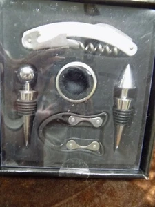 JUEGO DE VINO ABIERTO Y PORO - NUEVO - Abridor/Anillo de goteo/Cortador de láminas/Tapones (2) - 5 piezas - Imagen 1 de 4