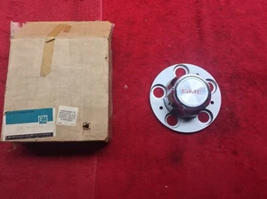 1973 - 87 GMC Truck NOS 5 Lug Rally Wheel Center Cap in Original Box QTY1 469666 - Picture 1 of 6