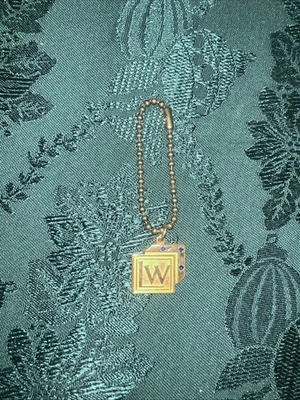 Chaveiro ESCO pingente vintage tom dourado/latão safira iniciais G com três pedras - Imagem 1 de 4