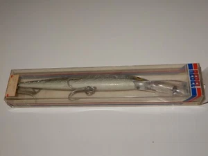 REBEL VINTAGE MINNOW DEEP CRANKBAIT D4003S 9 1/2 INCHES SILVER NEW IN BOX - Picture 1 of 2