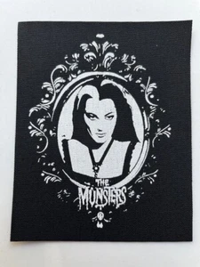 The Munsters Lilly Munster Stoff Aufnäher Abzeichen Rock 5" x 4" (CP372) - Bild 1 von 1