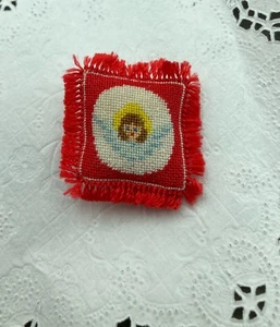 Rotes Puppenhaus Weihnachtskissen mit Engel - Bild 1 von 4