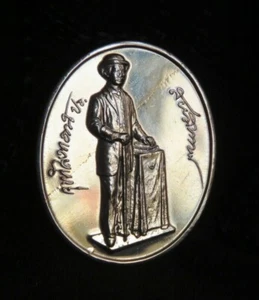 1993 Thailand King Chulalongkorn Rama V 5 Statue Medal Amulet Thai BE2536 Oval - Picture 1 of 2