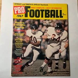 Anuario de fútbol americano profesional Street & Smith’s 1967 Gale Sayers cubierta EX - N. Como nuevo - Imagen 1 de 3