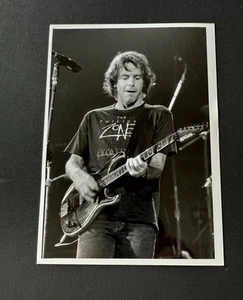 Foto estampada original de Larry Hulst en blanco y negro de Grateful Dead 1988 de Bob Weir - Imagen 1 de 4
