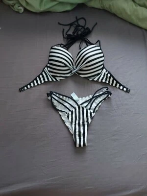 Conjunto de bikini busto completo rayas blancas y negras de Asos Foto 1 de 4
