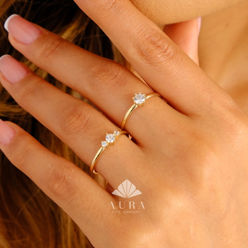 Anillo de piedra solitario de oro de 14 quilates con circonita cúbica, delicada banda de tres piedras apilable fino Foto 1 de 4