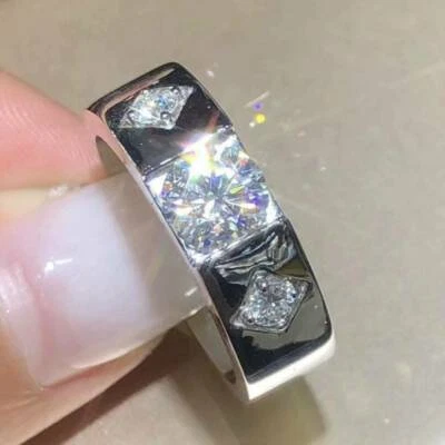 Alianza de compromiso de corte redondo de 2 quilates para hombre enchapada en oro blanco de 14 quilates simulada Foto 1 de 4