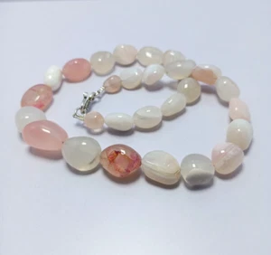 Collana Di Pietre Lisce Di Calcedonio Multicolore Da 19 In. 593 Carati - Foto 1 di 6