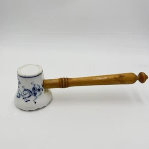 Antiguo ablandador de carne de cebolla azul Meissen Alemania con defecto de mango de madera - Imagen 1 de 15