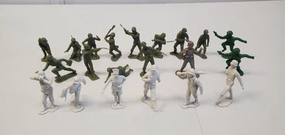 Vintage 1963 Louis Marx & Co US Army Toy Soldiers Green WWII Figures Lot Of 20 - Image 1 of 4
