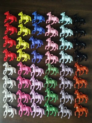 Lote de 48 dijes de caballo de plástico nuevos - multicolor Foto 1 de 3