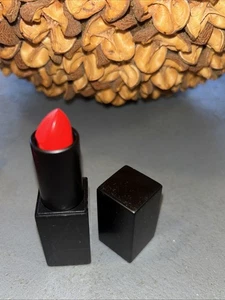 Rossetto Nars Audacious 9470 LANA - formato completo 0,14 once / 4,2 g - Nuovo senza scatola - Foto 1 di 4