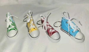 Confezione Portachiavi Sneakers Alta Tela Charm (4) 4" H Personaggio Cartoni Animati  - Foto 1 di 4