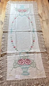 Bufanda/corredor de mesa vintage floral bordada a mano con ribete de ganchillo - Imagen 1 de 17