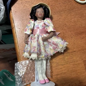 Bambola porcellana afroamericana Avon "Sunday Best My First Bible" 1993 su supporto - Foto 1 di 3