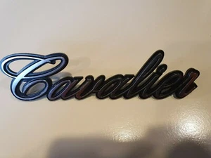 Schriftzug GM Chevrolet Cavalier - Bild 1 von 2