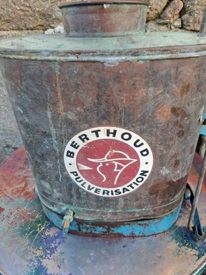 Ancien pulvérisateur Berthoud en cuivré - Photo 1/4