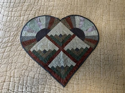 Colgante de pared acolchado de algodón con corazón acolchado a mano Foto 1 de 4