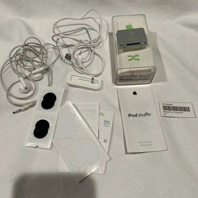iPod Shuffle 1 GB A1204 Clip On Silver Charging Dock complete bundle - Image 1 of 4