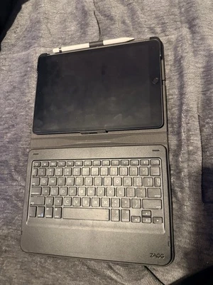 IPAD 8ª GENERACIÓN con teclado estuche libro Zagg y paquete Apple Pencil 1ª generación Foto 1 de 4