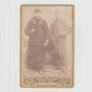 Foto vintage in bianco e nero di uomini in pelliccia cappotti e cappelli *foto originale* - Foto 1 di 1