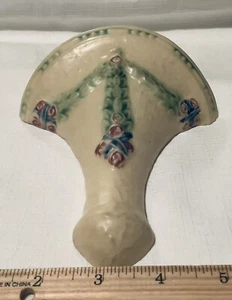 Antiguo bolsillo de pared Roseville Art Pottery La Rose 7 1/4 pulgadas 1924 marca azul RV - Imagen 1 de 9