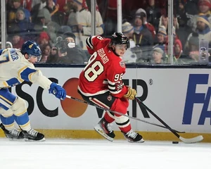 Connor Bedard 2025 Winter Classic Action Chicago Blackhawks 8x10 NHL Foto - Bild 1 von 1