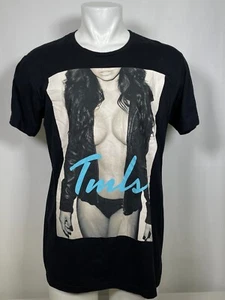 Tmls Too Many Loose Strings Sexy Model B&W T-Shirt Men's LARGE - Picture 1 of 9