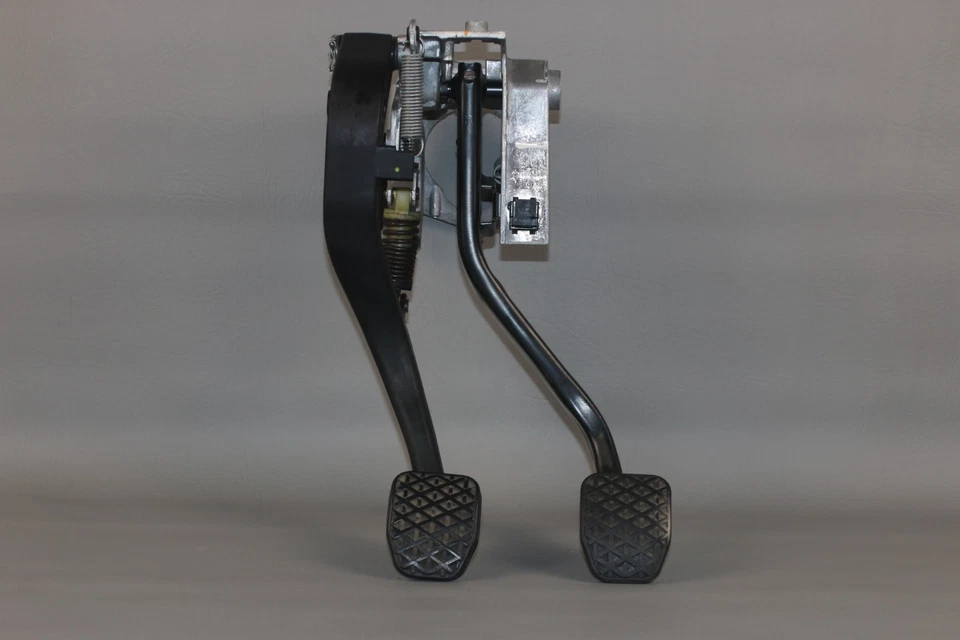 BMW E90 E92 E93 328 335 Manual Transmission Brake Pedal & Clutch Assembly OEM - Image 1 of 4