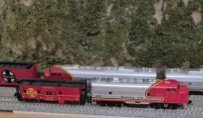 N Scale Life-Like Santa Fe F7  #215 Diesel Locomotive 7756 - Image 1 of 4