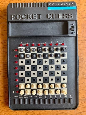 Saitek Kasparov Entrenador de Bolsillo Portátil Ajedrez Computadora Juego 1990 Foto 1 de 4