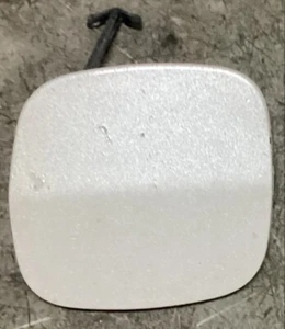 04-06 LEXUS RX330 FRONT PASSENGER BUMPER TOW HOOK COVER WHITE - Picture 1 of 1