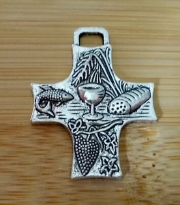 Peltre Eucaristía Religiosa Comunión Pez Pan Uvas Grano Símbolo Cruz Dije - Imagen 1 de 2