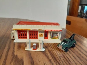 Plasticville/Bachmann Spur HO zusammengebaute Tankstelle mit Pumpe & Abschleppwagen - Bild 1 von 5