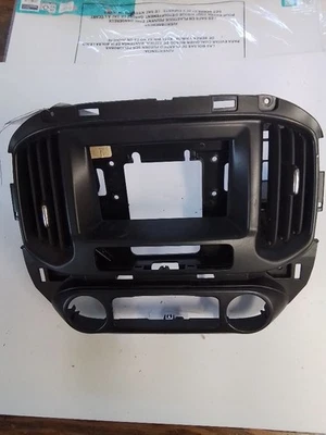 Chevrolet Colorado 2017-2021 panel de instrumentos radio moldura delantera con ventilaciones 84163348 Foto 1 de 4