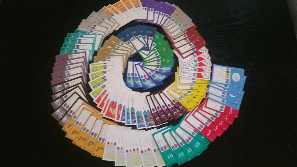 You Pick Lote 1000 Cartas TRIVIAL PERSECUCIÓN 10 Juegos 100 Cartas Elige 30+ Barajas DVD Foto 1 de 1