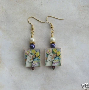 Hase Kaninchen Ohrringe Charm Vintage Kunst Osterei Gold Lila Frühling Blumen  - Bild 1 von 1