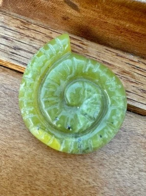 Amuleto colgante con concha de caracol de jade nefrita verde quemada china tallada Foto 1 de 4