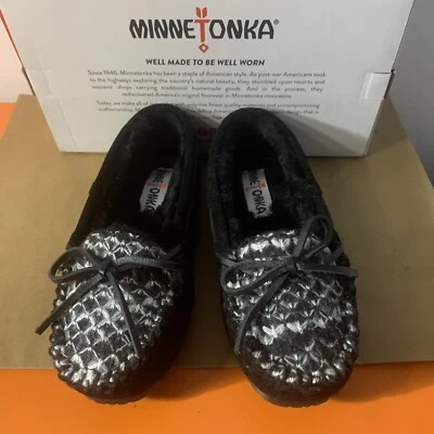 Zapatilla para mujer Minnetonka Britt tejida Plug Trapper de gamuza negra - talla surtida nueva con caja Foto 1 de 4